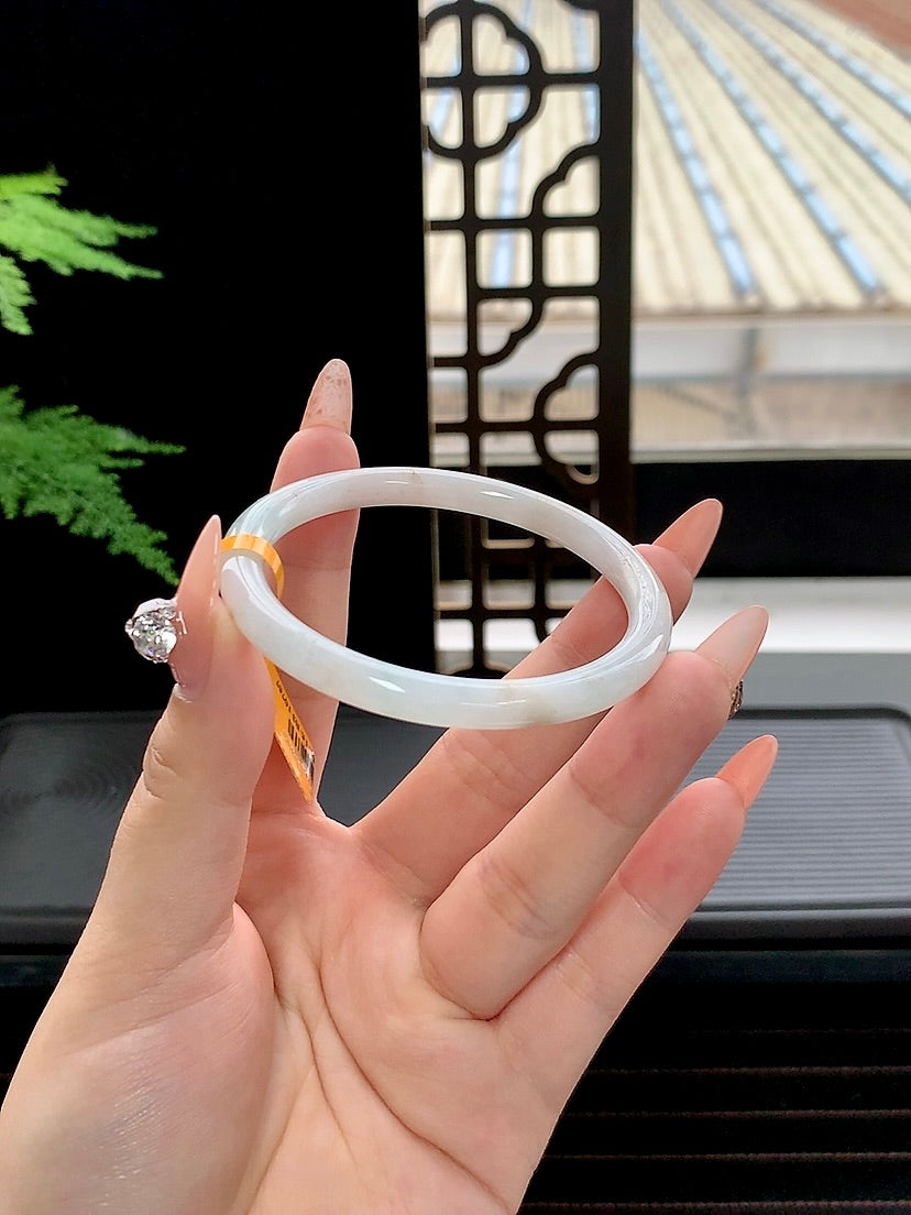 Finished bangle with gold-flecked inclusions