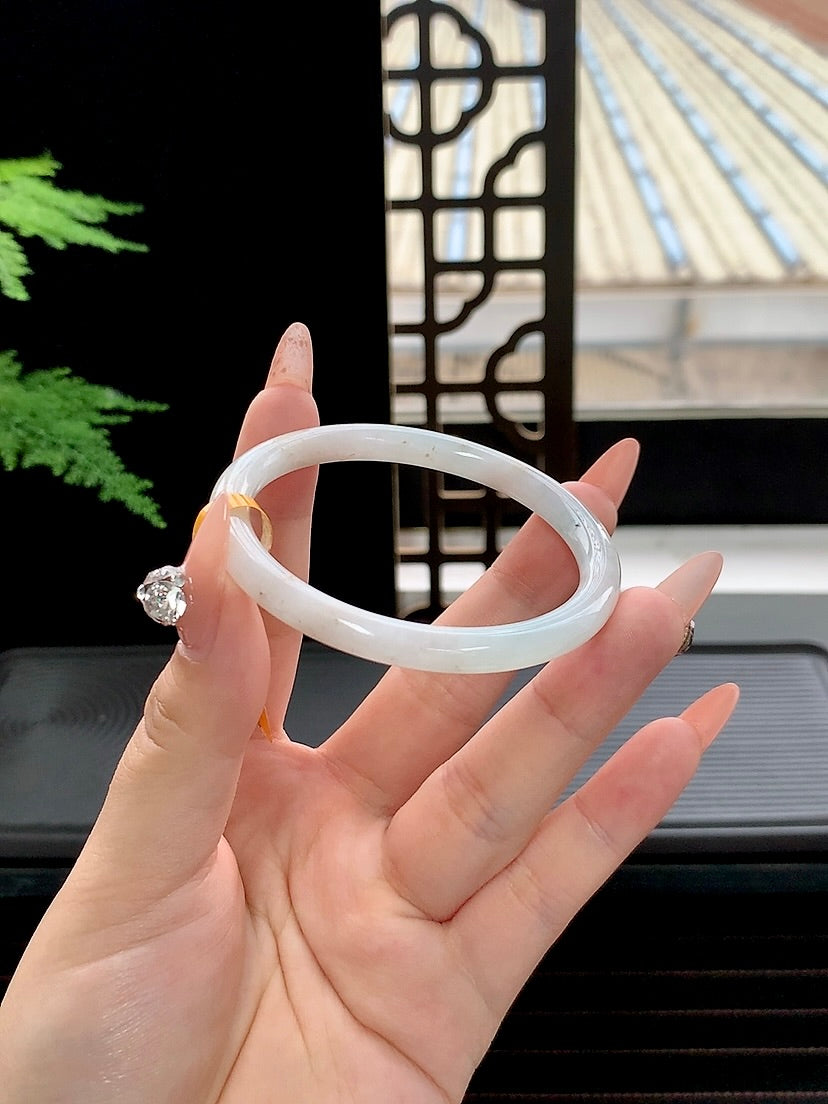 Finished bangle with gold-flecked inclusions