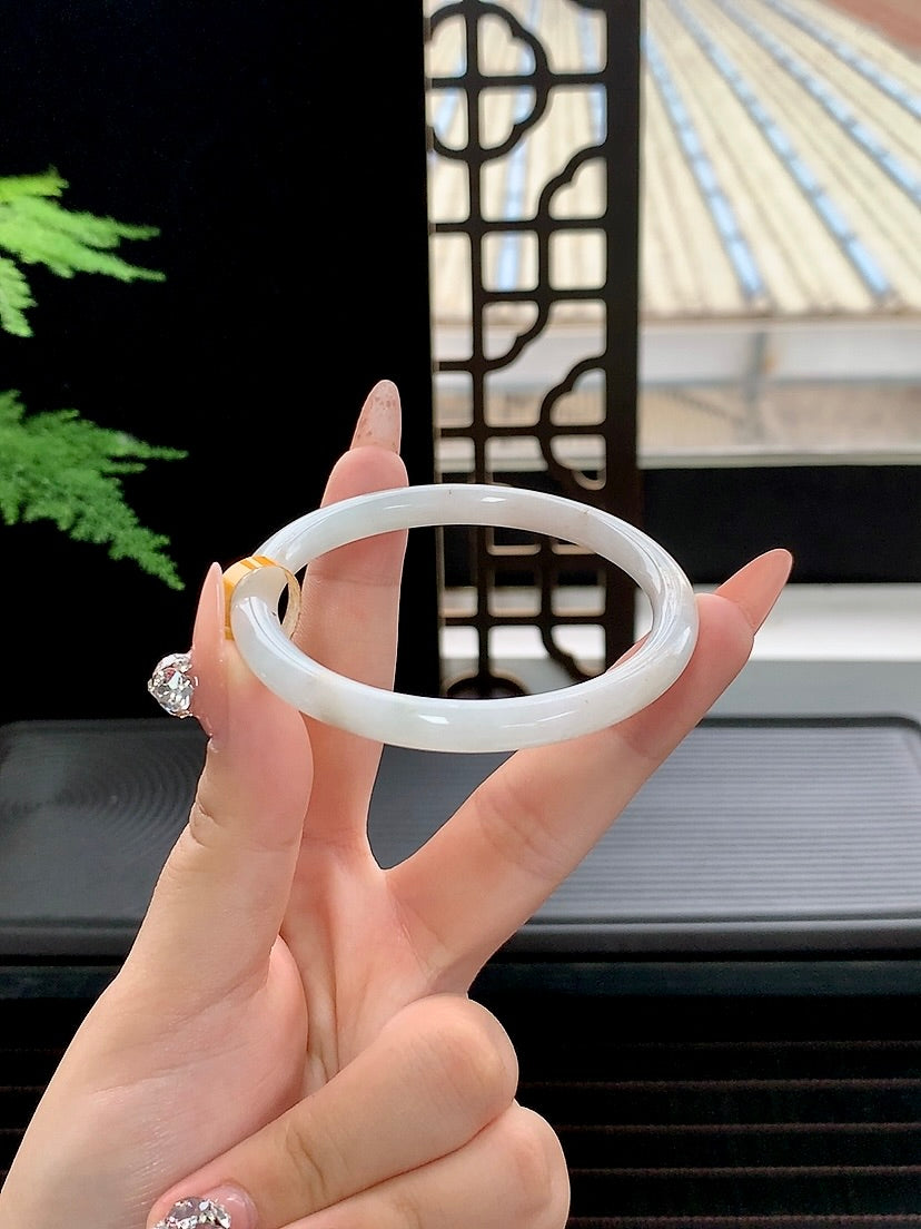 Finished bangle with gold-flecked inclusions